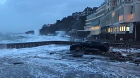 Tempête Eleanor : vents violents et mer déchaînée à Granville (Manche) - Témoins BFMTV