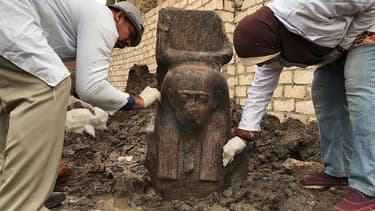 Un "rare" buste d'une statue du pharaon Ramsès II a été découvert près de Guizeh. EGYPTIAN MINISTRY OF ANTIQUITIES / AFP