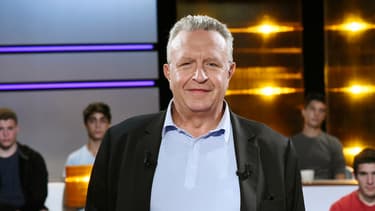 Michel Field annonce renoncer au projet de confier à un producteur extérieur l'une des émissions politiques de la rentrée..