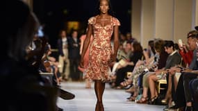 La top-modèle britannique Naomi Campbell, ici lors d'un défilé à New york, a été agressée fin novembre dans le quartier du Marais à Paris par deux hommes en moto qui ont tenté de lui voler son sac, a-t-on appris vendredi auprès de sources judiciaires et p