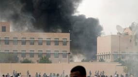 L'indignation suscitée par la vidéo islamophobe "L'innocence des musulmans" a essaimé vendredi dans le monde arabo-musulman, où de nombreuses ambassades américaines ont été prises pour cibles après la grande prière hebdomadaire, comme ici à Khartoum, au S