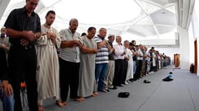 Quelque 250 fidèles sont venus prier lundi à la Grande Mosquée de Strasbourg pour sa première ouverture au public au premier jour du ramadan. L'édifice, qui peut accueillir 1.500 personnes, restera ouvert durant le mois du ramadan avant de fermer jusqu'en