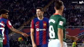 Le vent de Robert Lewandowski à Lamine Yamal lors de Barça-Alavés, le 12 novembre 2023.