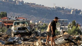 Des personnes inspectent le site d'une frappe aérienne israélienne à Jiyeh, le long de l'autoroute reliant Beyrouth à la ville méridionale de Sidon, le 25 septembre 2024.