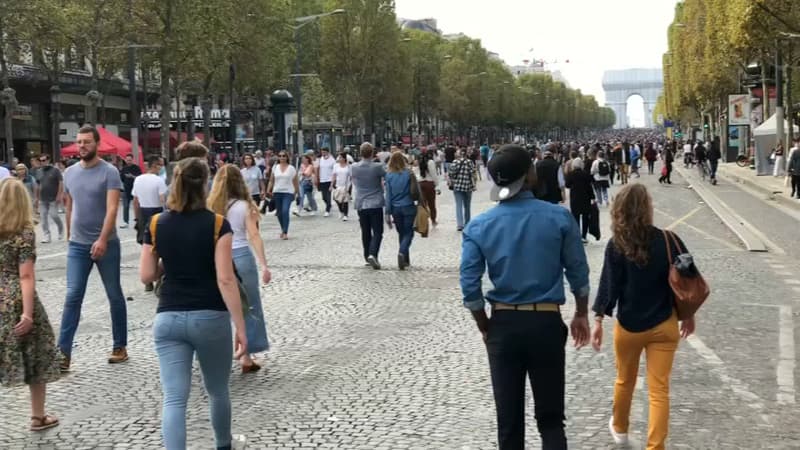 Des piétons sur les Champs-Elysées lors de la journée sans voiture du 20 septembre 2021.