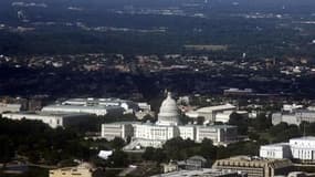 Vue du Capitole, à Washington. Le Congrès américain était sur le point, dimanche, de parvenir à un accord de dernière minute pour relever le plafond de la dette et éviter à la première économie mondiale un défaut de paiement. /Photo prise le 24 juin 2011/