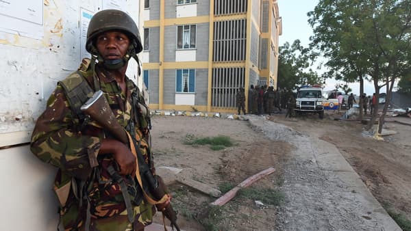 Un soldat kényan aux abords de l'université de Garissa pendant l'attaque, le 2 avril. Un soldat kényan aux abords de l'université de Garissa pendant l'attaque, le 2 avril.