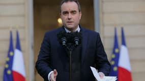 Le Premier ministre Sébastien Lecornu s'exprime dans la cour de l'hôtel Matignon le 24 novembre 2025 à Paris