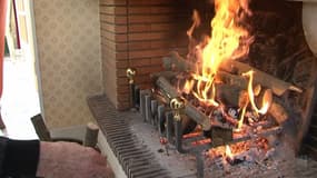 Les feux de cheminée à foyer ouvert comme celui-ci resteront autorisés l'an prochain en Ile-de-France.