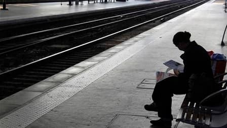 Face à la détermination du gouvernement sur la réforme des retraites, les dépôts de grèves reconductibles se multiplient, notamment dans les transports, où les cheminots s'acheminent vers une mouvement illimité. /Photo d'archives/REUTERS/Pascal Rossignol