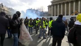 Gilets jaunes: un manifestant a été grièvement blessé à la main devant l'Assemblée nationale