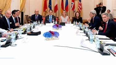 Laurent Fabius, John Kerry, Sergeï Lavrov et Federica Mogherini, avec les autres diplomates en charge des négociations sur le nucléaire Iranien.