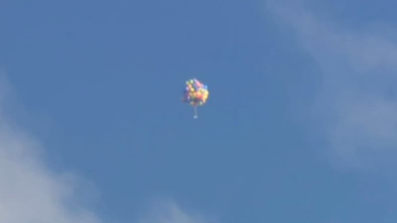 Un jeune Canadien a pris son envol à bord d'une chaise, porté par 110 ballons gonflés à l'hélium.