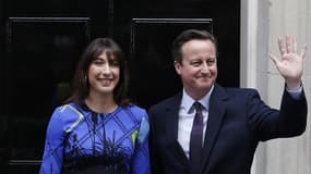 David Cameron (ici avec sa femme devant le 10 Downing Street) a remercié vendredi les électeurs de l'avoir "réélu". 