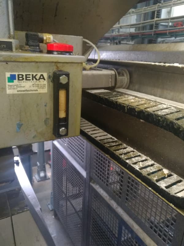 De l'huile de moteur coulant au niveau de la chaîne de production