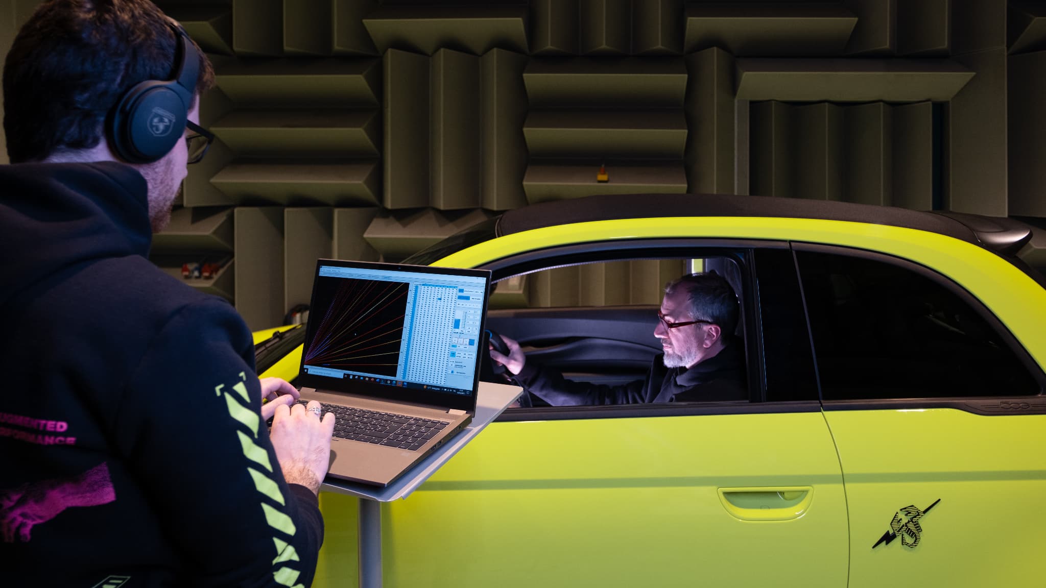 Le son de l'échappement 2.0, qui reproduit le son d'un modèle thermique, a été particulièrement travaillé par Abarth. Le son de l'échappement 2.0, qui reproduit le son d'un modèle thermique, a été particulièrement travaillé par Abarth.
