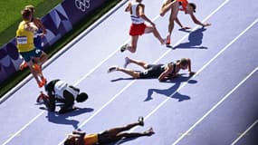 Une chute lors des qualifications du 5.000m lors des JO 2024.