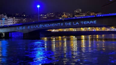 Les militants des Soulèvements de la Terre ont projeté plusieurs messages sur les quais du Rhône au premier jour de la Fête des lumières 2023.