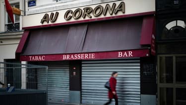 Devant un café fermé pour cause de confinement, portant le nom de Corona, à Paris le 4 novembre 2020.