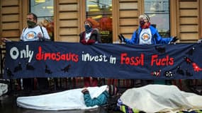 Des militants du groupe Extinction Rebellion participent à un "die-in" à Glasgow en marge de la COP26 sur le climat, le 8 novembre 2021