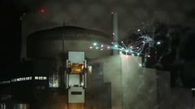 Des militants de Greenpeace tirent un feu d’artifice à la centrale de Cattenom
