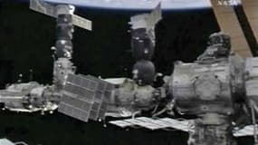 Vue de la Station spatiale internationale (ISS). Une capsule Soyouz transportant deux cosmonautes russes et un astronaute américain a atteint samedi l'ISS. /Photo d'archives/REUTERS/NASA TV