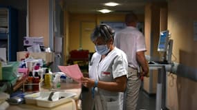 Une infirmière en train de lire un document dans un couloir de l'hôpital de Montauban en juillet dernier.