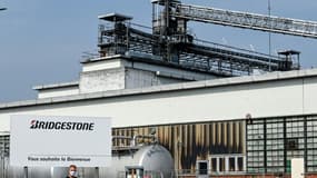 Un salarié sort de l'usine Bridgestone, à Béthune (Pas-de-Calais), le 16 septembre 2020