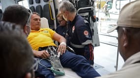 L'ancien président brésilien Jair Bolsonaro arrive en ambulance à l'hôpital Rio Grande à Natal, dans l'État du Rio Grande do Norte, au Brésil, le 11 avril 2025.
