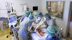 Des soignants avec un malade dans le service de réanimation Covid d'un hôpital de Magdebourg, dans l'est de l'Allemagne, le 28 avril 2021