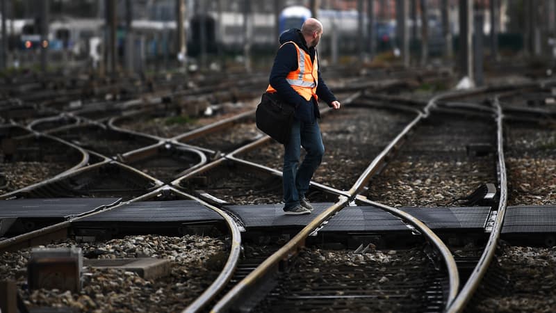 En 2018, environ 2700 postes ont été supprimés au sein du groupe public ferroviaire où les démissions ont augmenté de 34,3% par rapport à 2017.