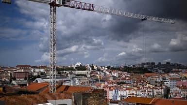 Une grue de chantier surplombe Lisbonne le 9 mai 2025.