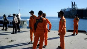 Des membres de l'Agence de sauvetage en Indonésie se préparent à prendre part aux recherches du sous-marin indonésien disparu au large de Bali, dans le port de Celukan Bawang port le 22 avril 2021

