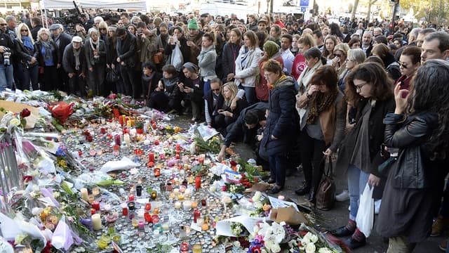 Des proches, des familles ou des anonymes, venus rendre hommage aux victimes du Bataclan, dimanche 15 novembre.