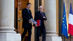 Manuel Valls et Bernard Cazeneuve sur le perron de l'Elysée
