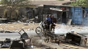 Etals calcinés dans une rue de Kaduna, dans le nord du Nigeria à prédominance musulmane, où de violentes manifestation ont éclaté après après la victoire de Goodluck Jonathan face à Muhammadu Buhari lors de la présidentielle de samedi. Les émeutes post-él