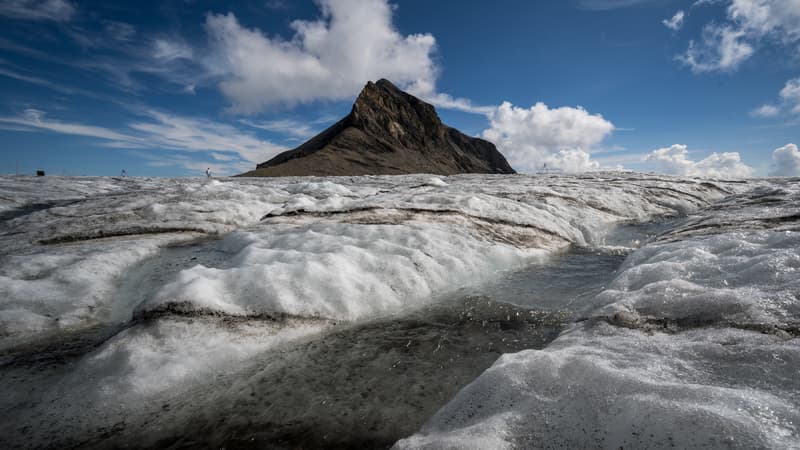 Le glacier de Tsanfleuron fond en raison du changement climatique, près des Diablerets, en Suisse, le 6 août 2022.
