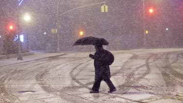 Un homme brave la tempête Hercules qui frappe New York, le 2 janvier 2014.