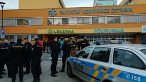 Des policiers devant l'Hôpital de la faculté à Ostrava, en République Tchèque, où un homme a ouvert le feu et tué au moins 6 personnes ce mardi 10 décembre
