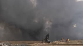 Un puits de pétrole brûle près de Mossoul. 