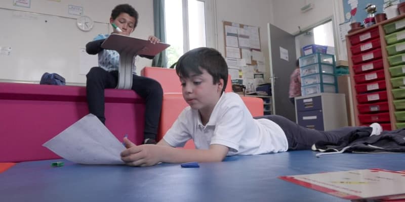 Assis, debout et même couché: une école de Marseille teste la classe dite "flexible"