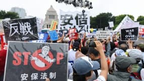Manifestation devant le Parlement japonais pour protester contre les lois militaires voulues par le Premier ministre Shinzo Abe, le 30 août 2015 à Tokyo