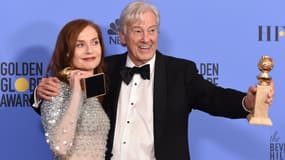 Isabelle Huppert et Paul Verhoeven, réalisateur de "Elle", posent avec leurs Golden Globes, le 8 janvier 2017.