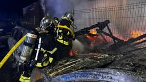 Les pompiers azuréens tentent d'éteindre le feu d'entrepôt qui s'est déclenché à Nice, ce 16 juin. 