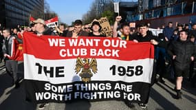 Des fans de Manchester United protestent contre la famille Glazer en amont du match face à Arsenal, le 9 mars 2025.