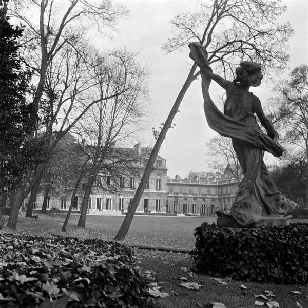 Dans l'Odyssée, Homère décrit l'Élysée comme un lieu où "la plus douce vie est offerte aux humains": "Jamais neige ni grands froids ni averses non plus&nbsp;; On ne sent partout que&nbsp;zéphyrs&nbsp;dont les brises sifflantes montent de l'Océan pour donner la fraîcheur aux hommes." 