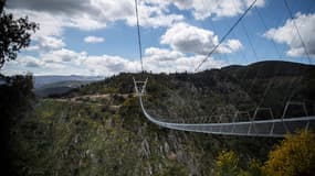 À 175 mètres au-dessus de la rivière Paiva, le pont pédestre suspendu le plus long du monde s'est ouvert jeudi dans le nord du Portugal.
