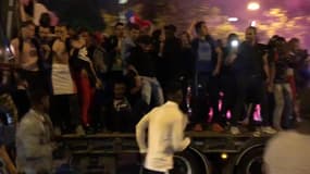 Les Bleus en finale : la foule en liesse sur les Champs-Élysées (Paris) - Témoins BFMTV