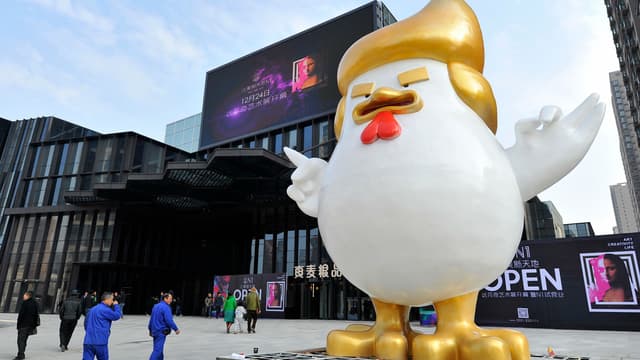 Un centre commercial chinois a décidé de réincarner Donald Trump en poulet, pour célébrer l'année du Coq.