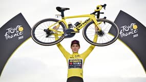 Jonas Vingegaard soulève son vélo après sa victoire sur le Tour de France, le 23 juillet 2023